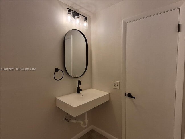 Building Photo - 6528 SW 41st Ct