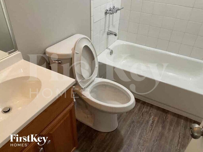 Building Photo - 2026 Greenview Dr