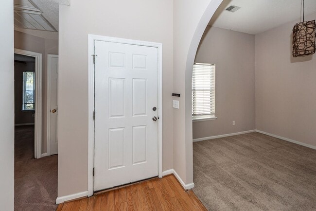 Building Photo - 3 Bedroom, 2 Bathroom Home in Whitehall - North Charleston