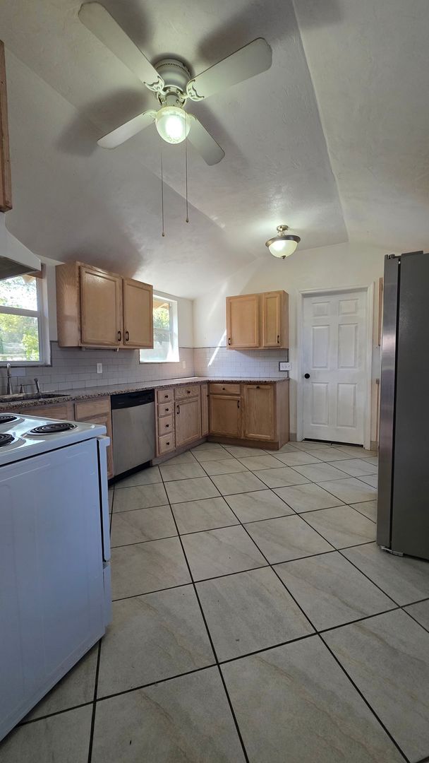 Building Photo - 2 Bedroom 1 Bath Single Family Home