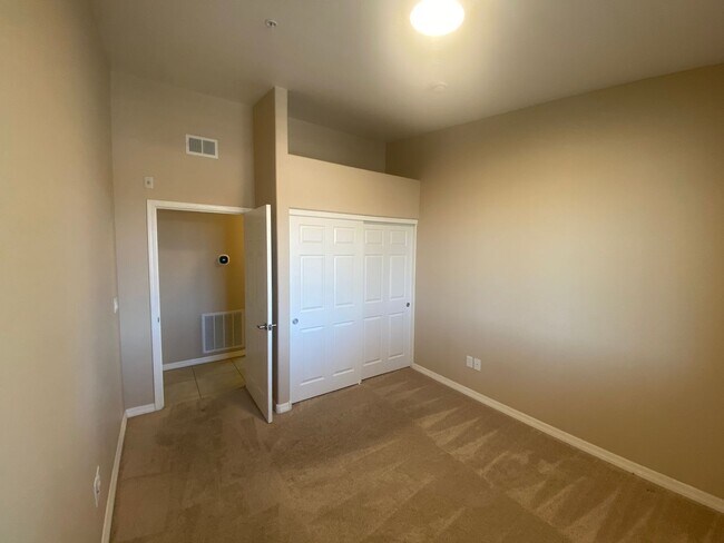 Building Photo - Spacious and Updated 3 Bed/2 Bath Condo w/Garage - Mesa