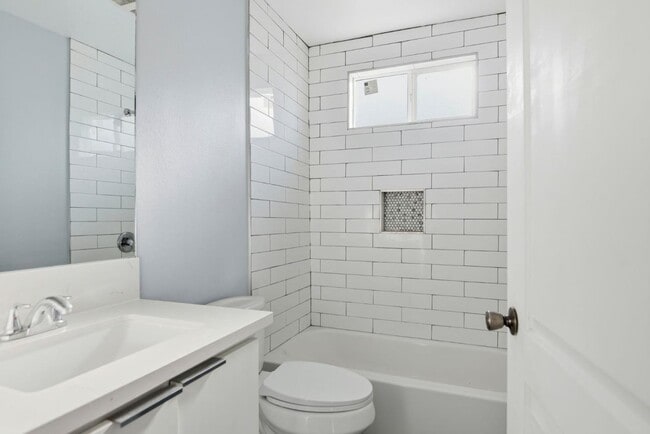 Building Photo - 608 E 29th St