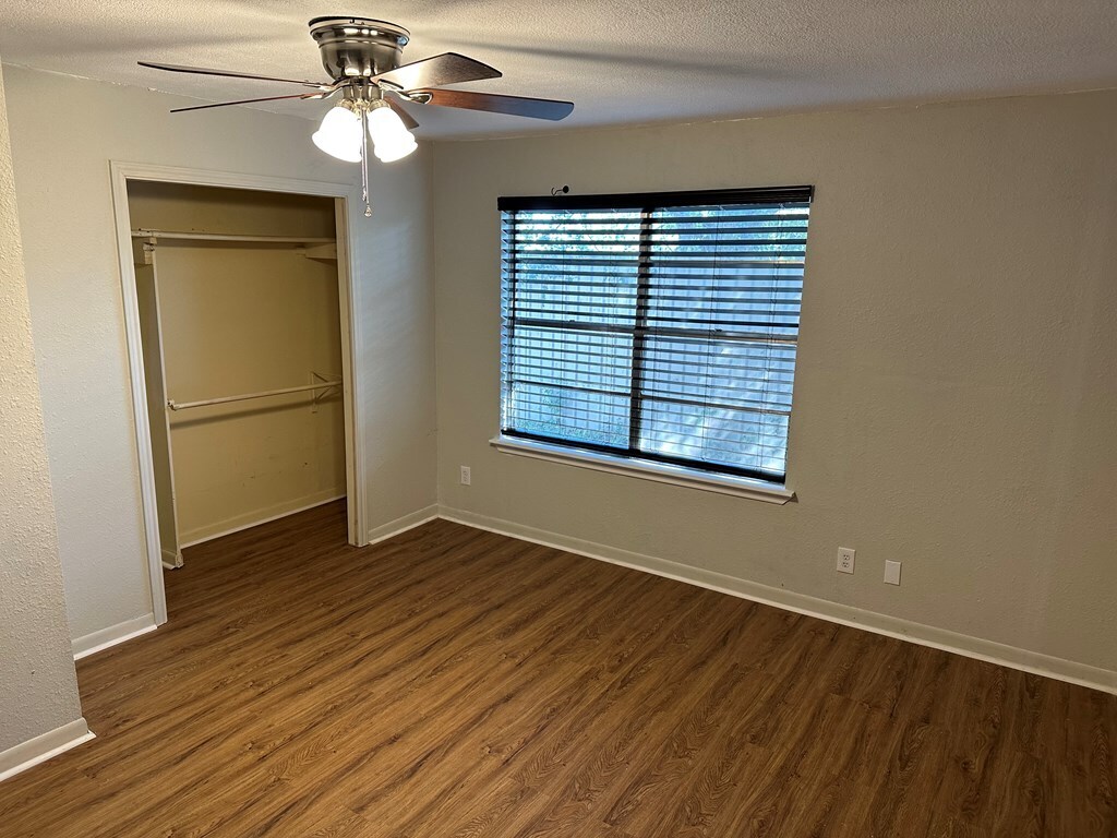 Building Photo - 2110 Glenwood Dr