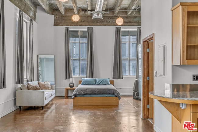 Building Photo - 312 W 5th St