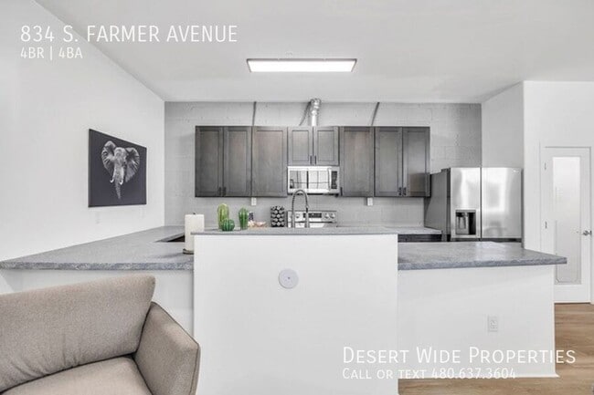 Building Photo - 834 S Farmer Ave