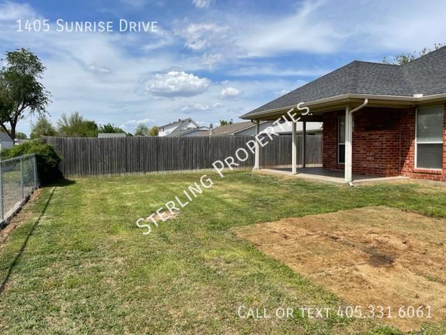 Building Photo - 1405 Sunrise Dr