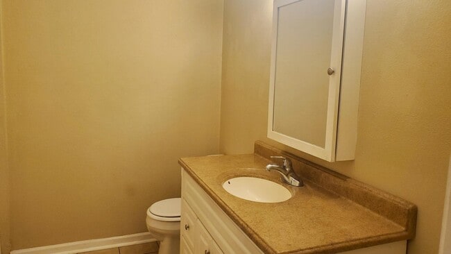 Building Photo - 2608 E Maple Ave