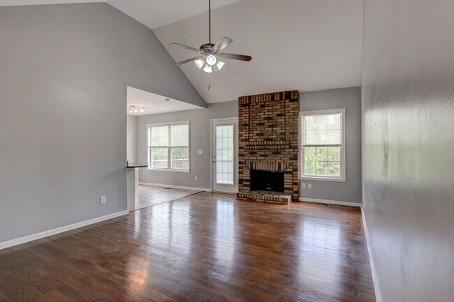 Building Photo - Sweet Splitlevel with Awesome Basement Area