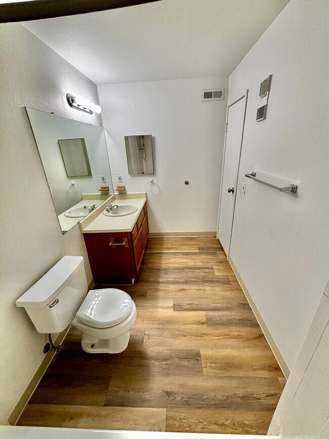 Building Photo - Spacious Green Mountain One Bedroom w/Pool...