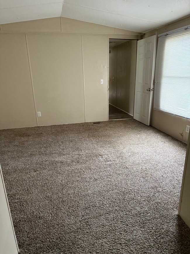 Building Photo - 1204 Sleepy Hollow Dr