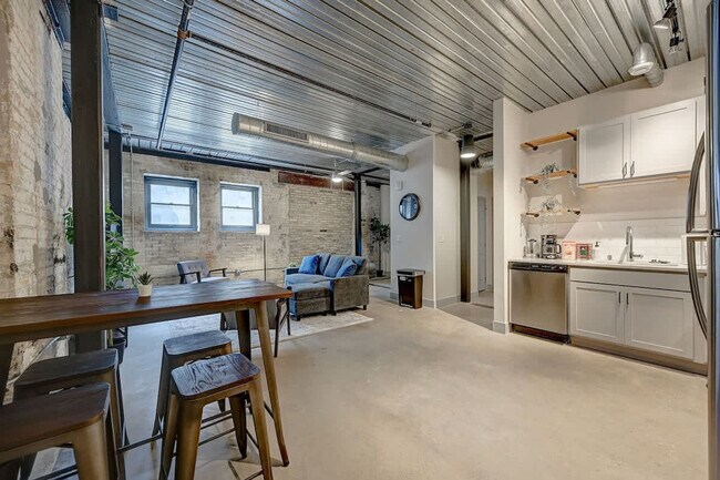 Building Photo - 1011 W Juneau Ave