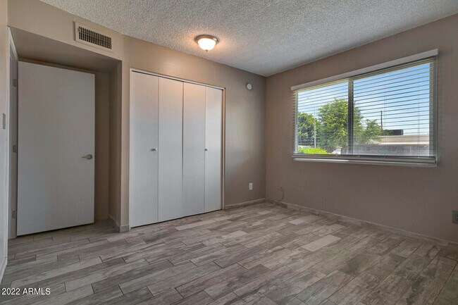 Building Photo - 3012 W Bethany Home Rd