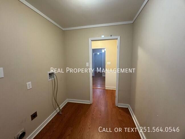 Building Photo - 4440 Nicholl Dr