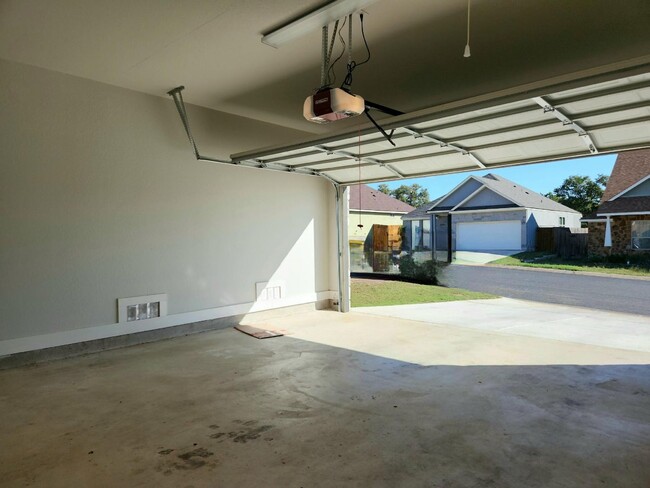 Building Photo - Spacious Home