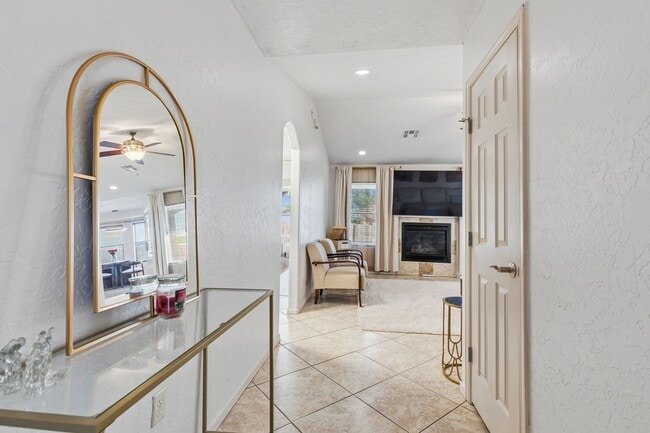 Building Photo - Conveniently located 3 Bedroom with 2 Car Garage