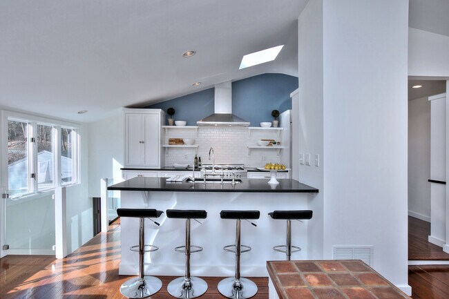 Building Photo - 562 Canoe Hill Rd