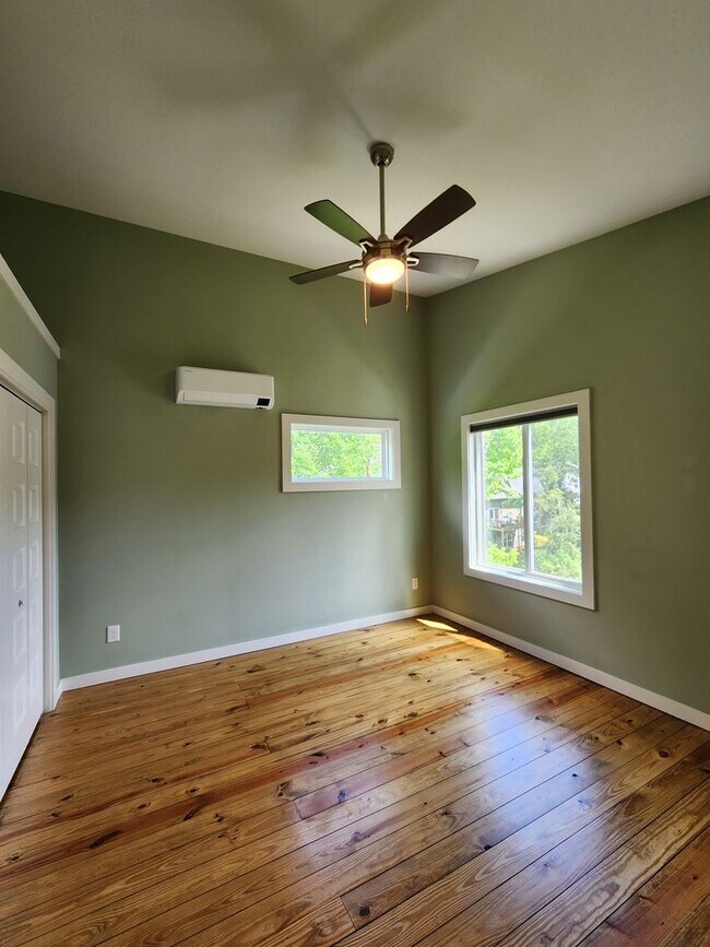 Building Photo - West Asheville Rental