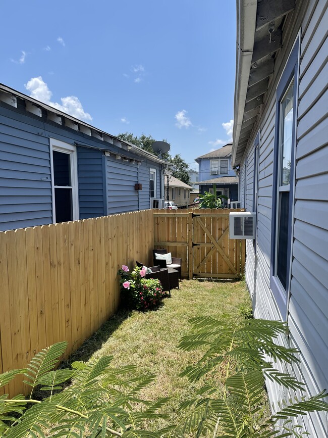 Fenced Side Yard for Pet - 8637 Pritchard Pl