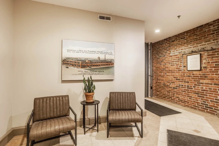 Secure lobby entrance - 611 N Park Ave