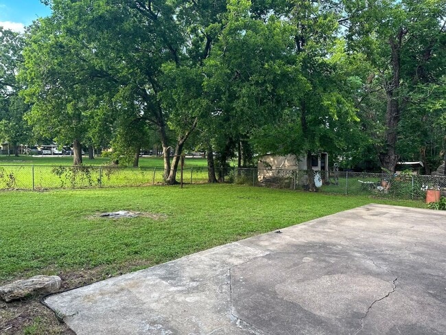 Building Photo - 3 Bedroom / 2 Bathroom