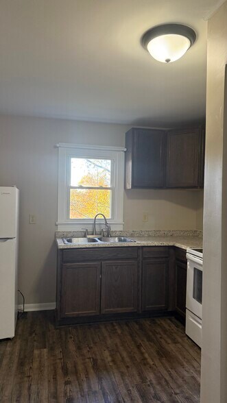 Kitchen sink - 255 16th Street Pl SE