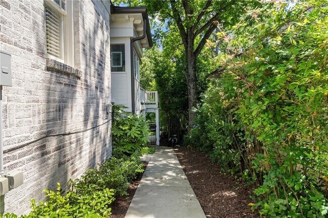 Building Photo - 663 Yorkshire Rd NE