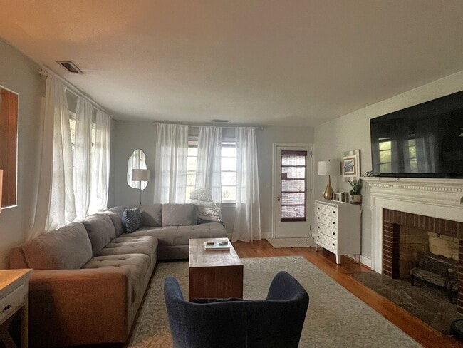 Building Photo - 2 Bedroom | 1 Bathroom Home – Downtown Charleston - Available January 1!