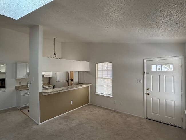 Building Photo - 2 Bedroom, 1 Bath Condo in Virginia Beach