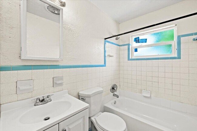 Building Photo - 143 W 28th St