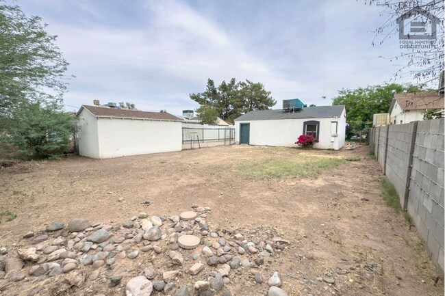 Building Photo - 2Bed/1Bath House at AZ-202/24th St! Ready for Immediate Move-In! -- NO HOA! RV PARKING!
