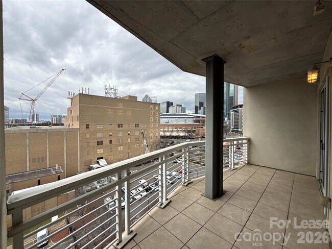 Building Photo - 505 E 6th St