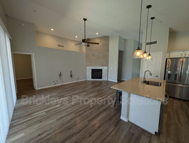 Building Photo - 9213 E Wood Dr