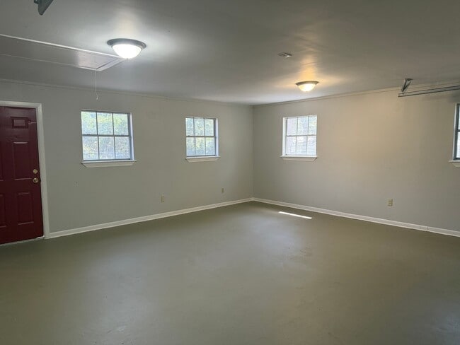 Building Photo - 12711 Woodcreek Dr