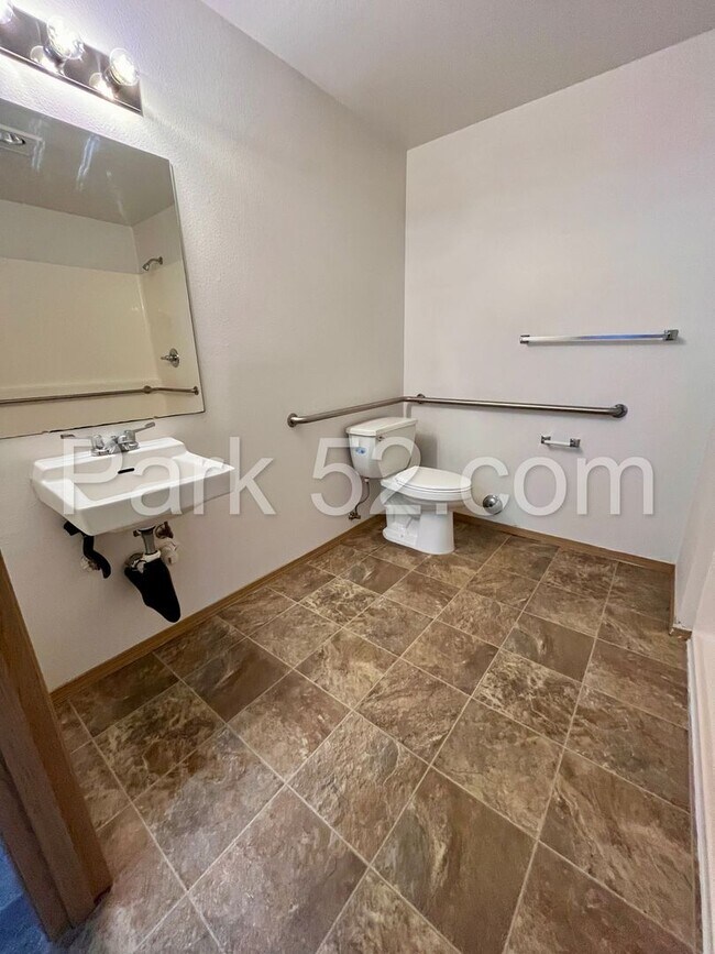 Building Photo - $300 Off First Full Month!  1 Bedroom 1 Bathroom - Ground Floor - Bonney Lake Condo - #C1