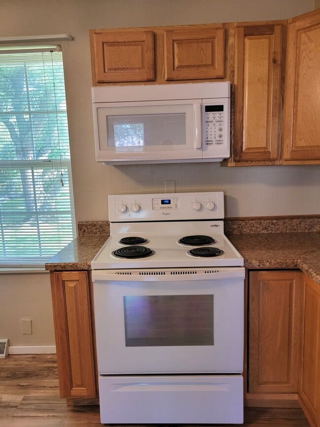 Building Photo - Updated Throughout and Move in ready!!!