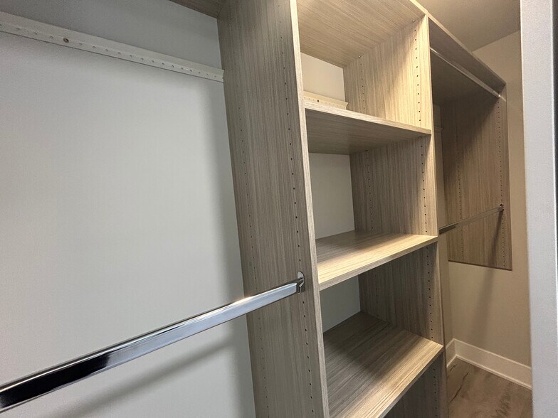 Building Photo - 1131 Oak Ave