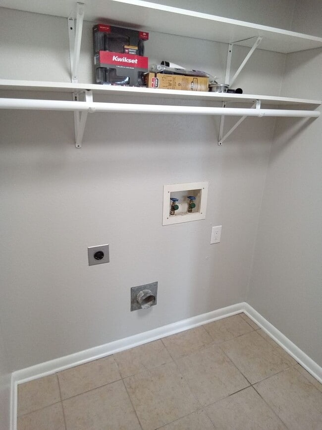 Building Photo - River Oaks Townhouse-Christmas Special!!