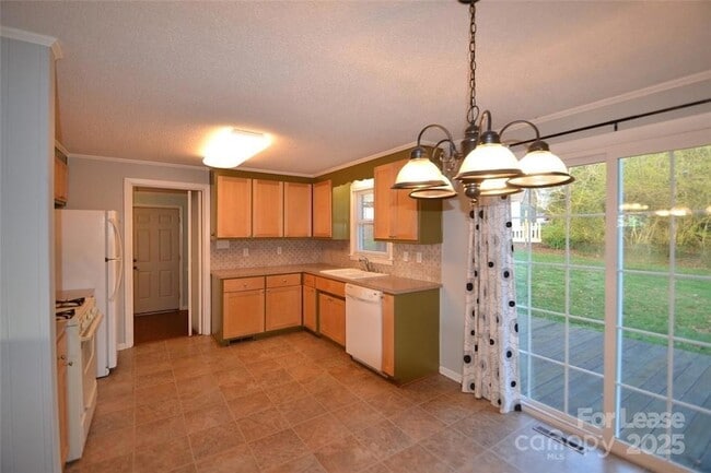 Building Photo - 2037 N Deal Ave