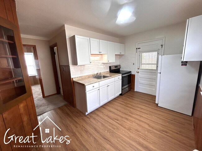 Building Photo - Cozy 2 Bedroom 1 Bathroom now available fo...