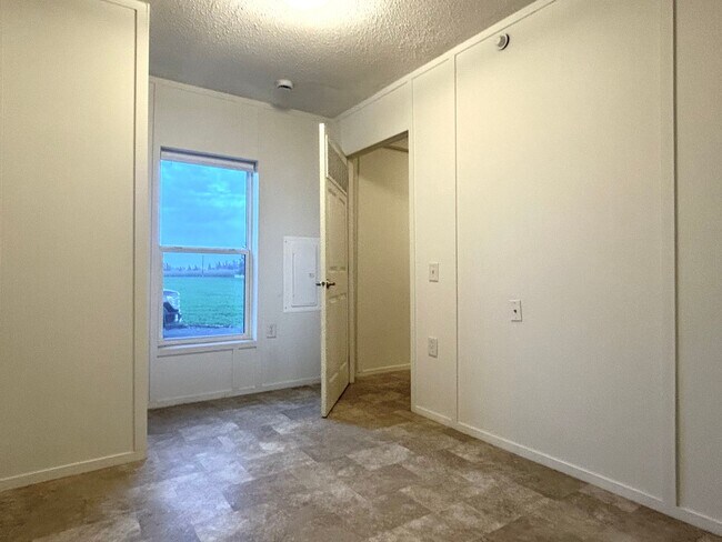 Building Photo - Manufactured House in the Country - Shed Included