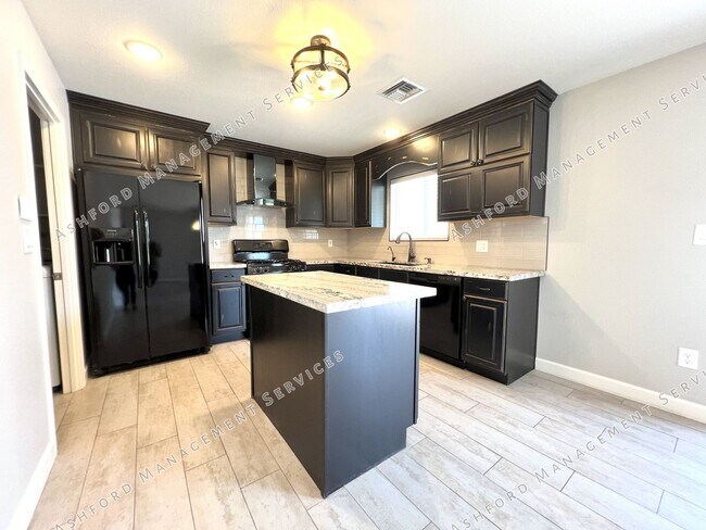 Building Photo - REMODELED 3 BEDROOM 2 BATH GEM WITH DETACH...