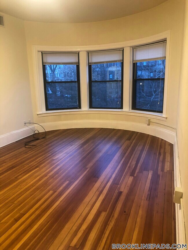 Building Photo - 1463 Beacon St