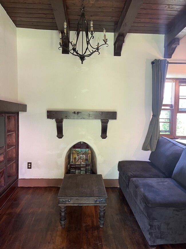 Building Photo - 104 Padre Martinez Ln