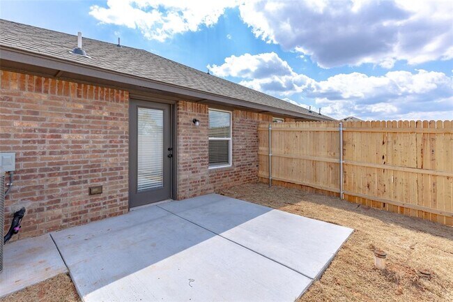 Building Photo - 2323 SW 90th Pl