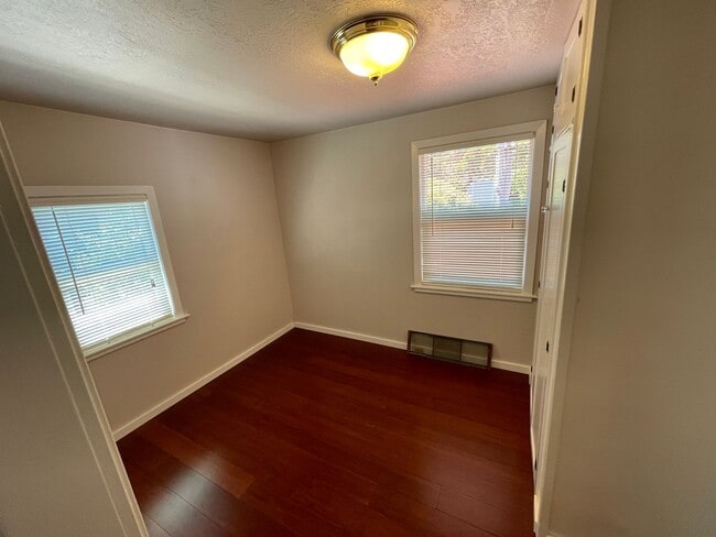 Building Photo - Adorable bungalow with a yard in a fantastic SE location!