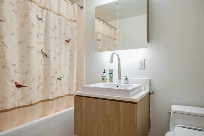 Building Photo - 77 Hudson St