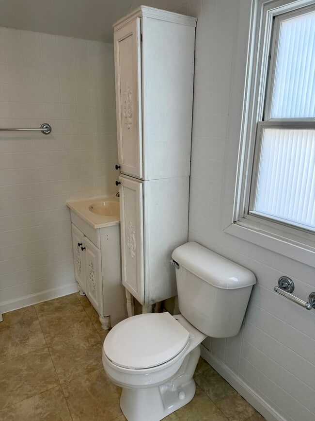Building Photo - 3 Bed/1.5 Bath House For Rent with 2 Car Garage!