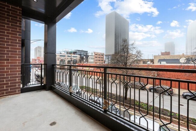 Building Photo - 159 W North Ave