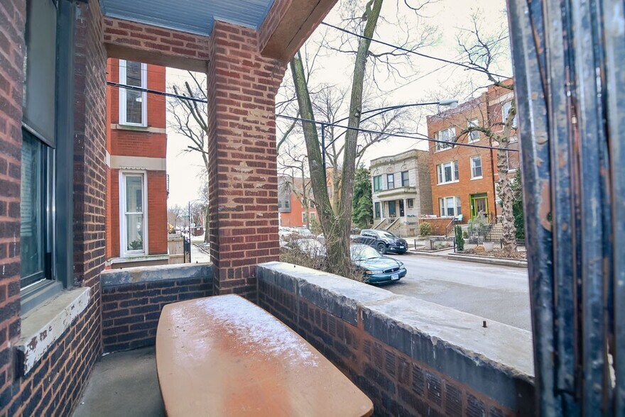 Building Photo - 951 N Hoyne Ave