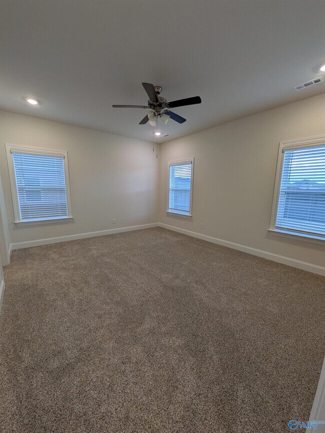 Building Photo - 336 Jackson Pt Cir